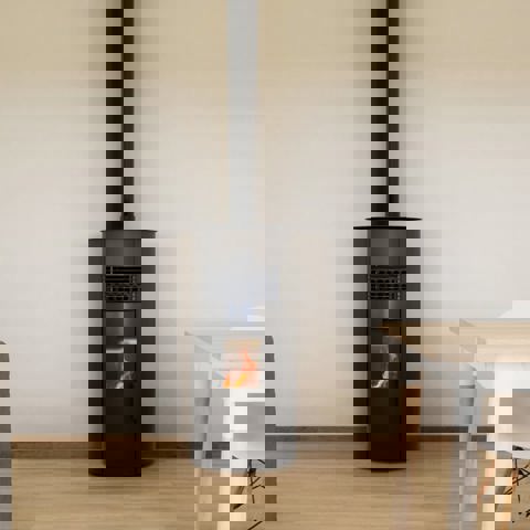 Installation d'un poêle à granulés devant une cloison